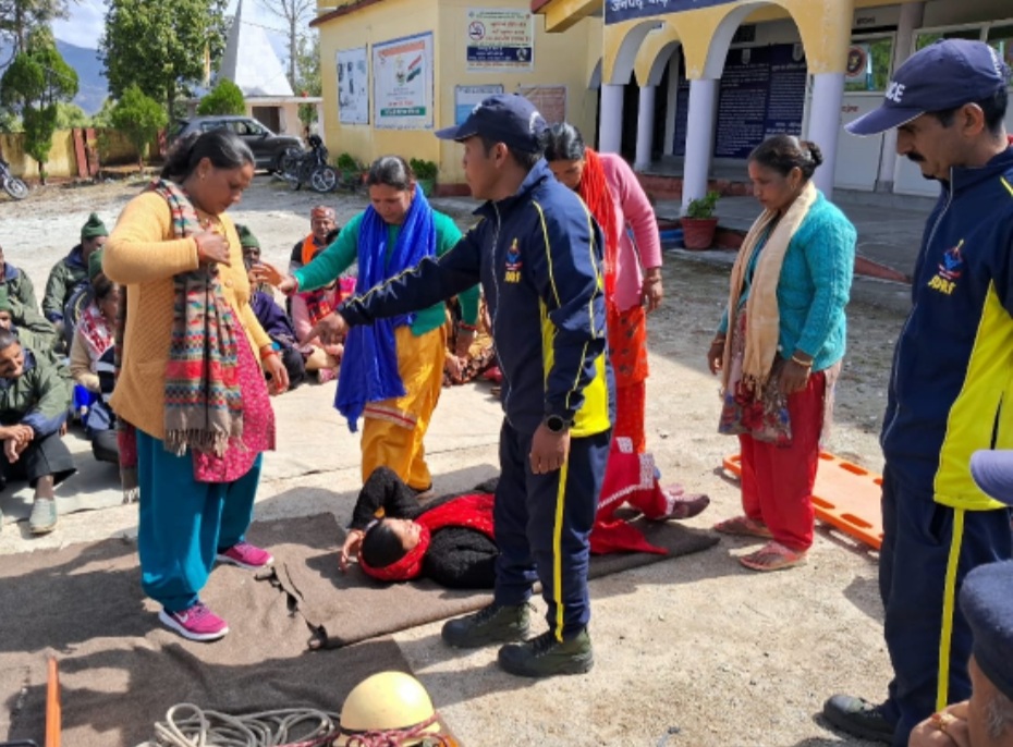 एसएसपी पौड़ी की पहल पर SDRF द्वारा ग्राम प्रहरियों को दिया जा रहा आपदा का प्रशिक्षण