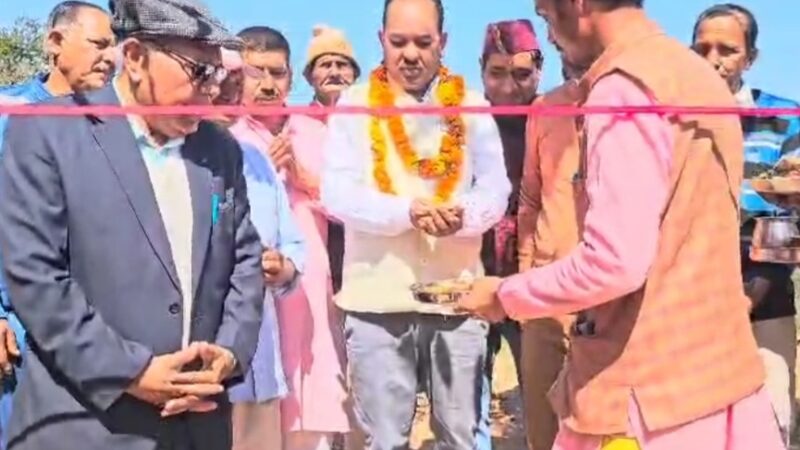 कांग्रेस जिलाध्यक्ष विनोद डबराल ने बड़कोट गांव की सड़क का किया उद्घाटन