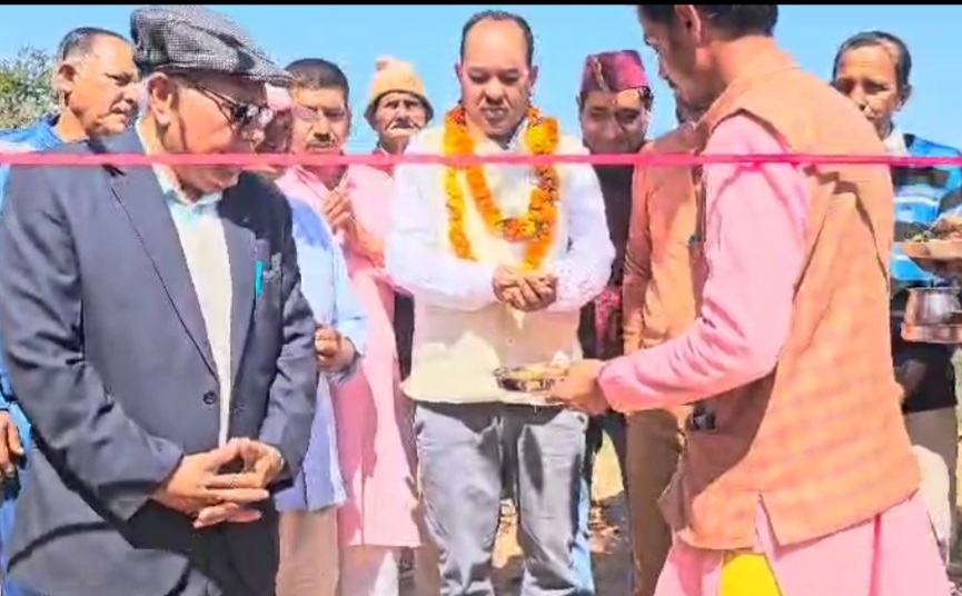 कांग्रेस जिलाध्यक्ष विनोद डबराल ने बड़कोट गांव की सड़क का किया उद्घाटन