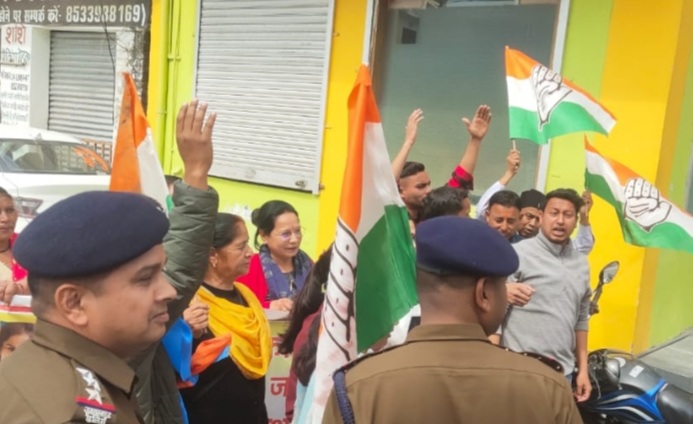 कांग्रेस ने लगाए ‘मुख्यमंत्री वापस जाओ’ के नारे