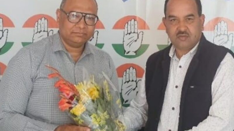 कांग्रेस जिलाध्यक्ष ने सोशल मीडिया के प्रदेश महामंत्री अनिल गुसाईं का किया स्वागत