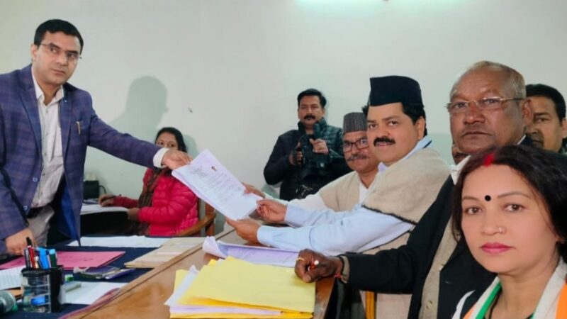 कांग्रेस प्रत्याशी गणेश गोदियाल ने कराया नामांकन