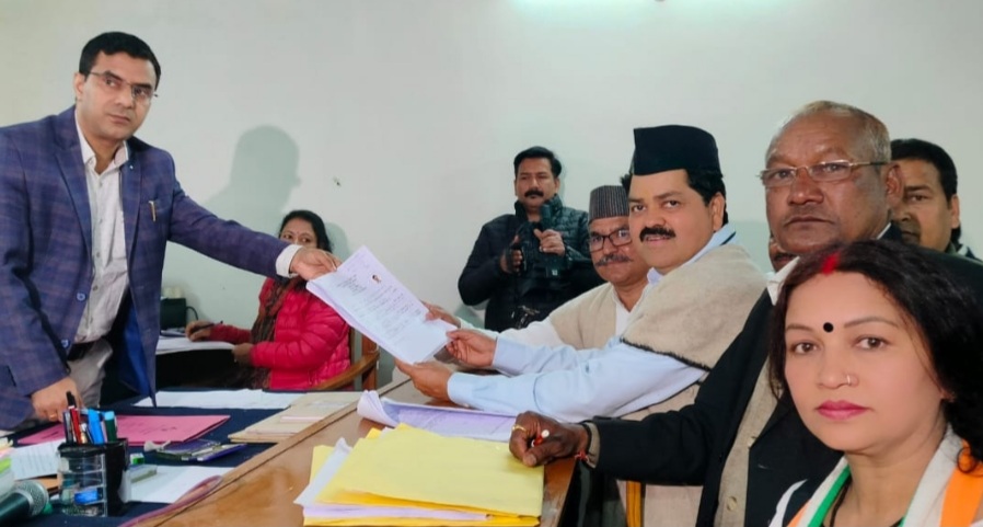 कांग्रेस प्रत्याशी गणेश गोदियाल ने कराया नामांकन