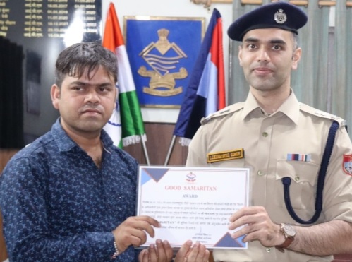 सड़क हादसों में बनिये मददगार, होगा सम्मान, पौड़ी पुलिस ने घायलों को बचाने वाले 6 व्यक्तियों को “GOOD SAMARITAN” स्कीम के तहत किया सम्मानित