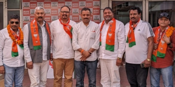 भाजपा जिलाध्यक्ष वीरेंद्र रावत ने कोटद्वार में तोड़ा कांग्रेस का कुनबा, पूर्व ब्लाक प्रमुख सुरेश असवाल सहित कई कांग्रेसी हुए भाजपाई