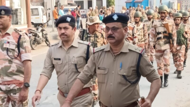 लोकसभा चुनाव को शान्तिपूर्वक ढंग से सम्पन्न कराने हेतु पौड़ी पुलिस ने पैरामिलिट्री फोर्स के जवानों के साथ निकाला फ्लैग मार्च