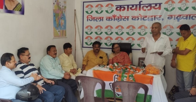 पूर्व शिक्षकों व सैनिकों ने ली कांग्रेस की सदयस्ता