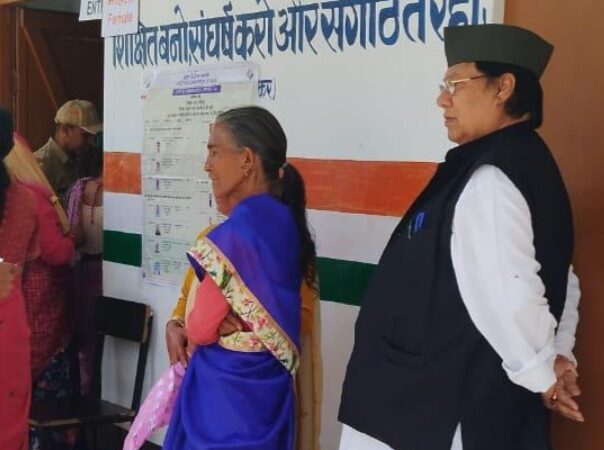 कांग्रेस के वरिष्ठ उपाध्यक्ष धीरेंद्र प्रताप ने किया मतदान