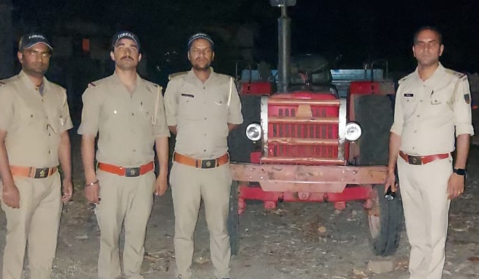 मालन नदी में पकड़ा गया अवैध खनन करता हुआ टैक्टर