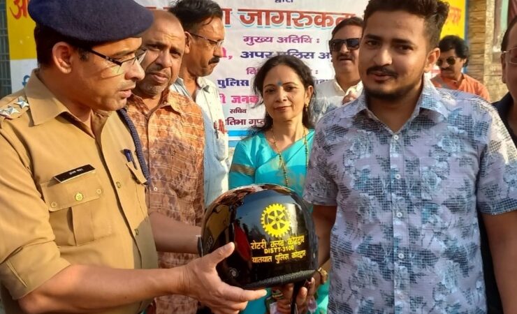 रोटरी क्लब व यातायात पुलिस ने सड़क सुरक्षा जागरूकता अभियान के तहत 25 हैलमेट किए वितरित