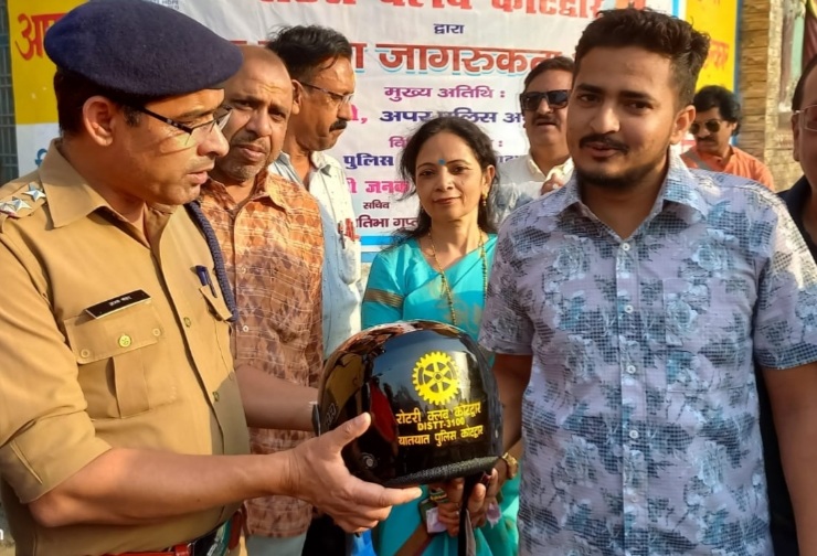 रोटरी क्लब व यातायात पुलिस ने सड़क सुरक्षा जागरूकता अभियान के तहत 25 हैलमेट किए वितरित