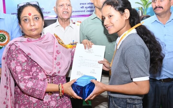 विधानसभा अध्यक्ष ने मेधावी विद्यार्थियों को किया सम्मानित