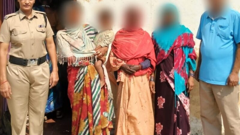 कोटद्वार में भटक रही मध्य प्रदेश की 2 महिलाओं व एक नाबालिक बालिका को जनपद की “ऑपरेशन स्माइल” टीम ने सकुशल किया परिजनों के सुपुर्द