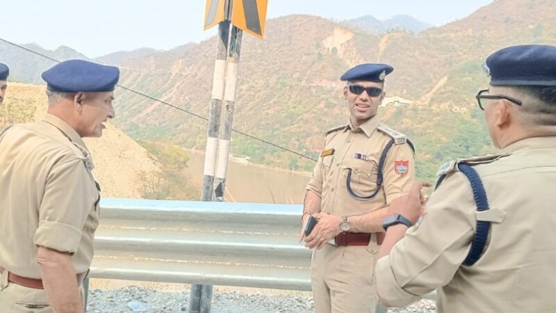 एसएसपी पौड़ी लोकेश्वर सिंह ने धरातल पर पहुँचकर लिया चारधाम यातायात व्यवस्था का जायजा