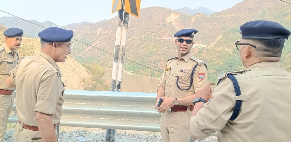 एसएसपी पौड़ी लोकेश्वर सिंह ने धरातल पर पहुँचकर लिया चारधाम यातायात व्यवस्था का जायजा