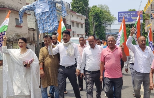 NEET व NET पेपर लीक मामलें में कार्रवाई न होने पर गुस्साई जिला कांग्रेस, केंद्र सरकार के पुतले को किया आग के हवाले