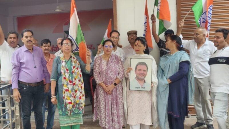 राहुल के नेता प्रतिपक्ष बनने पर कांग्रेसियों ने लगाये “संविधान रक्षक राहुल गांधी जिंदाबाद” के नारे