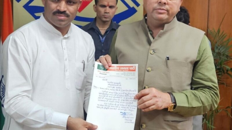 कोटद्वार की विभिन्न समस्याओं को लेकर जिला अध्यक्ष वीरेंद्र रावत ने मुख्यमंत्री को सौंपा ज्ञापन