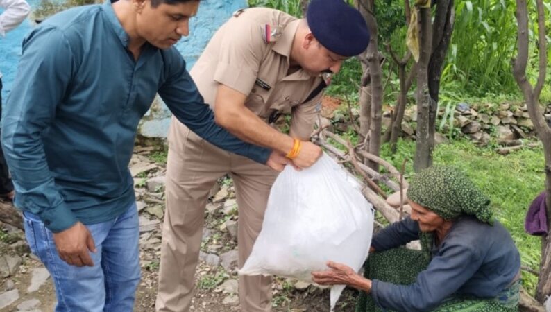 पौड़ी पुलिस बन रही बुजुर्गों की मददगार