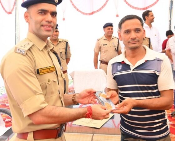 पौड़ी पुलिस ने मोबाइल स्वामियों को दिया रक्षाबन्धन का तोहफा, 62 खोये हुये मोबाइल फोनों किया स्वामियों के सुपुर्द