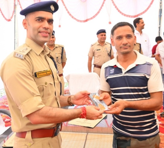पौड़ी पुलिस ने मोबाइल स्वामियों को दिया रक्षाबन्धन का तोहफा, 62 खोये हुये मोबाइल फोनों किया स्वामियों के सुपुर्द