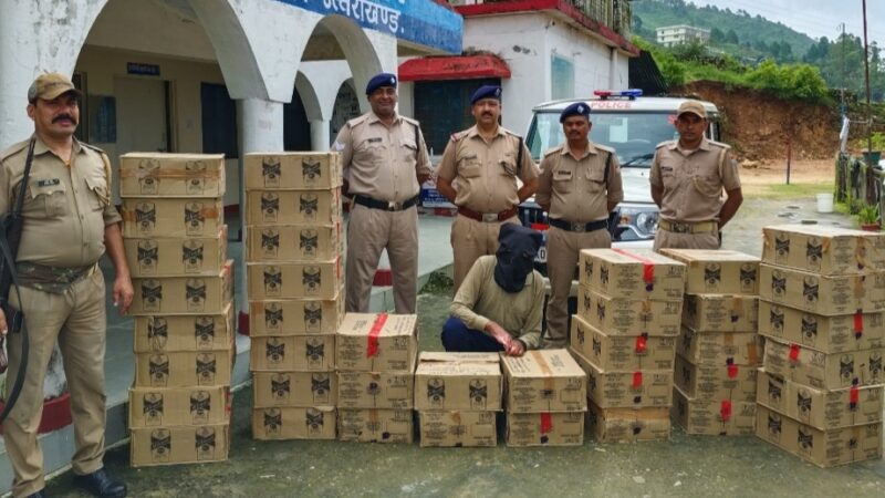 पौड़ी पुलिस ने एक शराब तस्कर को 3.5 लाख कीमत की 39 पेटी अंग्रेजी शराब के साथ किया गिरफ्तार