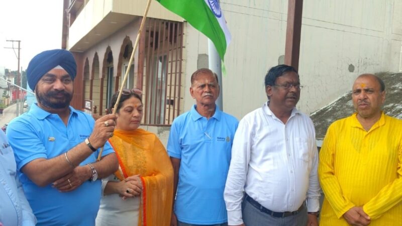 रोटरी क्लब ने रोटरी भवन में किया ध्वजारोहण