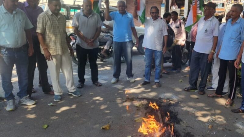 बिगड़ती कानून व्यवस्था पर जिला कांग्रेस ने दुगड्डा में फूँका प्रदेश सरकार का पुतला