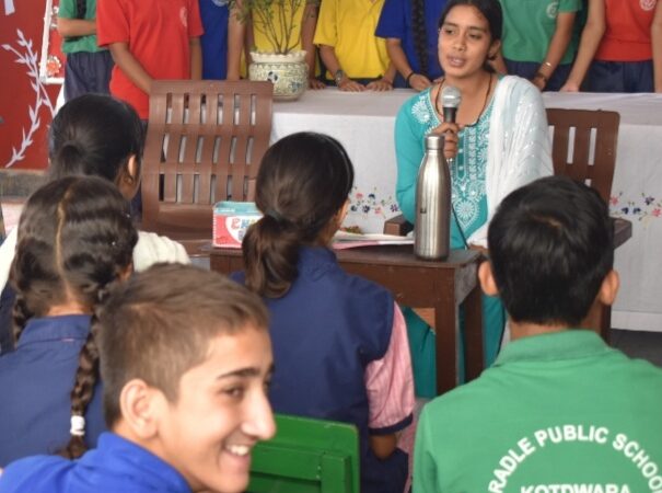 क्रैडल पब्लिक स्कूल में शिक्षक दिवस पर छात्र बने शिक्षक