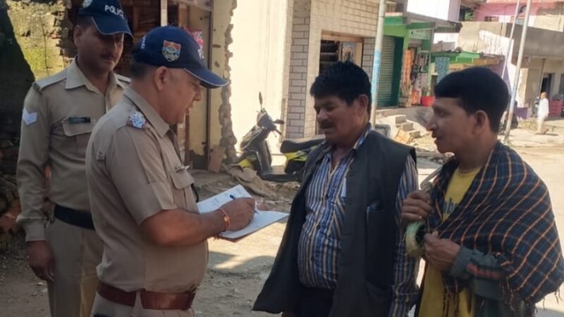 पौड़ी पुलिस ने सत्यापन न कराने वाले लापरवाह 22 मकान मालिकों का किया चालान
