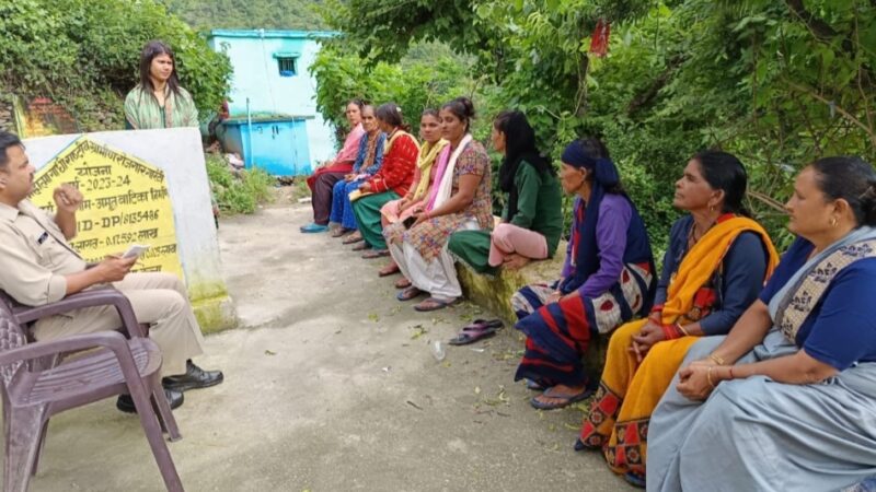 ग्रामीण क्षेत्रों में पौड़ी पुलिस नवयुवकों और महिला मंगल दलों को चौपाल लगाकर नशा व साइबर अपराधों के सम्बन्ध में कर रही जागरुक