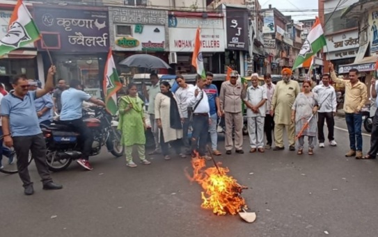 राहुल गांधी के खिलाफ  बयानबाजी पर भड़की नगर कांग्रेस, विरोध में फूंका भाजपा सरकार का पुतला
