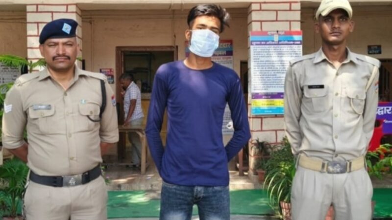पानी के मीटर चोरी करने वाला सामान सहित गिरफ्तार