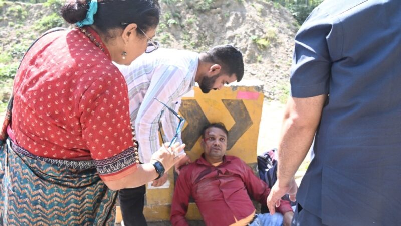 विधानसभा अध्यक्ष ने बाईक सवार घायल व्यक्ति को अपने वाहन से पहुंचाया अस्पताल