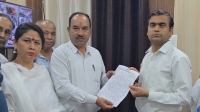 कांग्रेसियों ने बढ़ते डेंगू के मामलों व अनियमित निर्माण को लेकर नगर आयुक्त को सौंपा ज्ञापन