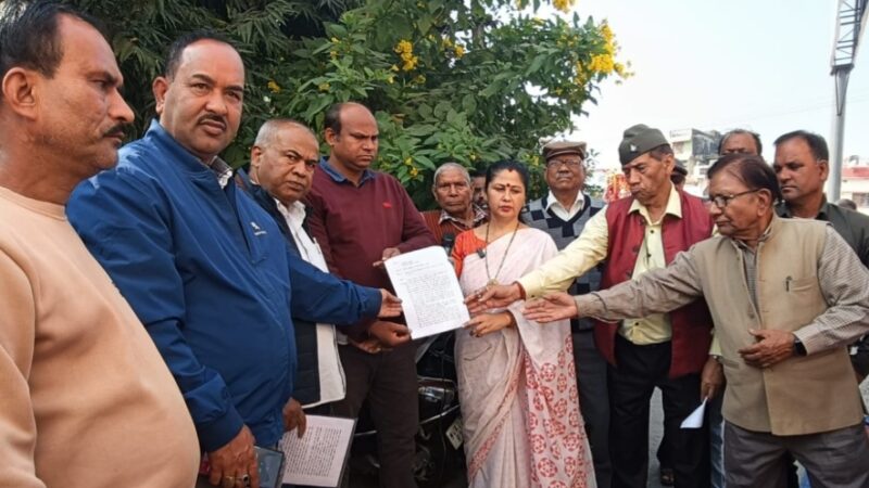 कोटद्वार नगरनिगम क्षेत्र में फैली ज्वलंत समस्याओं को लेकर सामाजिक संगठनों ने नगरनिगम कार्यालय में किया प्रदर्शन