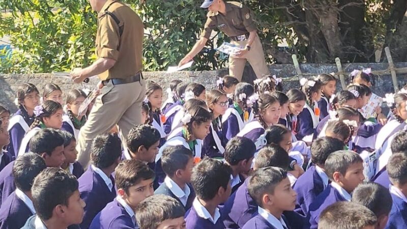 पौड़ी पुलिस ने रिखणीखाल के स्कूल/कॉलेजों में चलाया जागरूकता अभियान