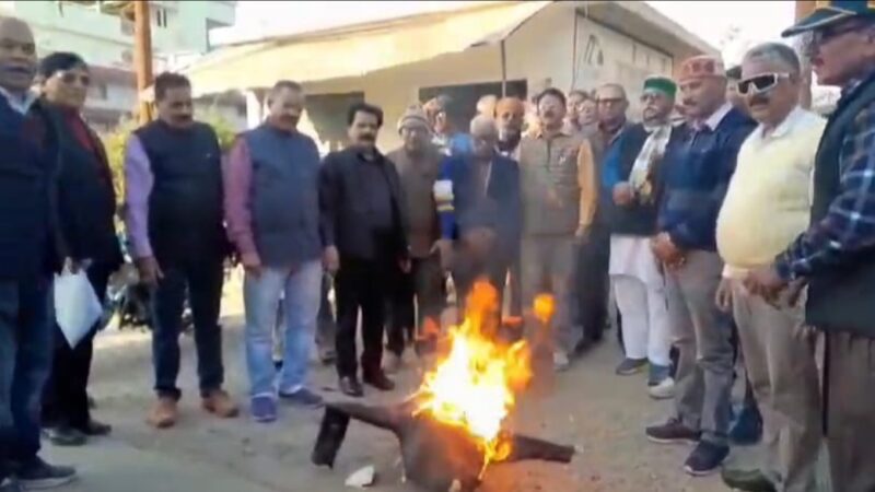 बांग्लादेश में अल्पसंख्यक हिन्दुओं पर हो रहे अत्याचारों पर केंद्र सरकार द्वारा असफल रहने पर कांग्रेस ने फूंका पुतला