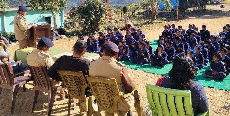 ग्रामीण क्षेत्रों व स्कूलों में चौपाल लगाकर छात्र-छात्राओं, ग्राम प्रहरियों, बुजुर्गों एवं नवयुवकों को जागरूक कर रही पौड़ी पुलिस
