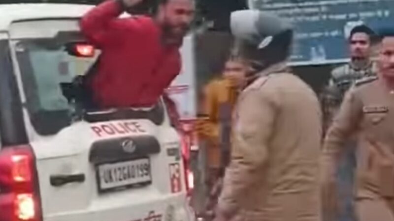 पदमपुर में नशे में धुत युवक ने तोडा पुलिस की गाड़ी का शीशा