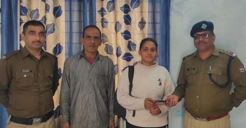पौड़ी पुलिस ने लौटाया युवती का गुम हुआ गिफ्टेड आई फोन