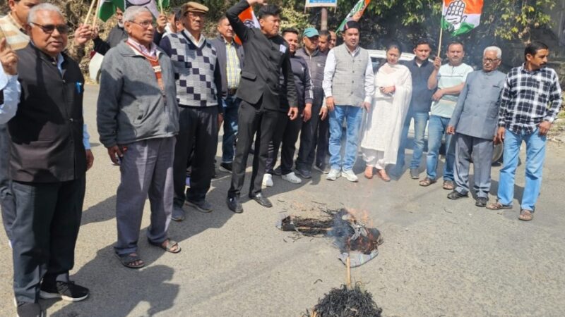 जिला कांग्रेस ने पहाड़ी समाज को गाली देने के विरोध में फूंका वित्तमंत्री  प्रेमचन्द अग्रवाल का पुतला