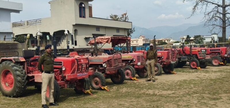 कोटद्वार ट्रैफिक पुलिस ने ओवरलोड व बिना फिटनेस के चल रही 7 ट्रैक्टर टॉलियों को किया सीज