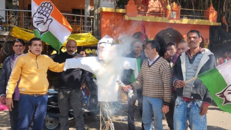 कांग्रेसियों ने लैंसडौन, नैनीडांडा व दुगड्डा में फूंका वित्तमंत्री प्रेमचंद अग्रवाल का पुतला