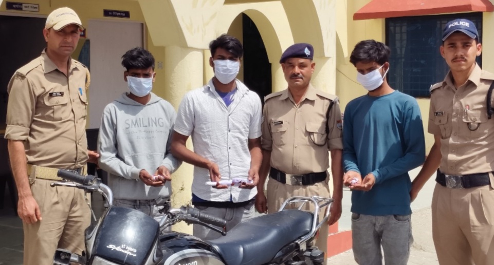 एक अवैध तंमचे व 5 जिन्दा कारतूस के साथ 3 युवक गिरफ्तार