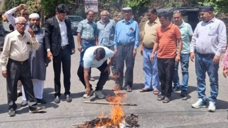 जम्मू कश्मीर में हुई आतंकी घटना के विरोध में कांग्रेस ने फूंका पुतला
