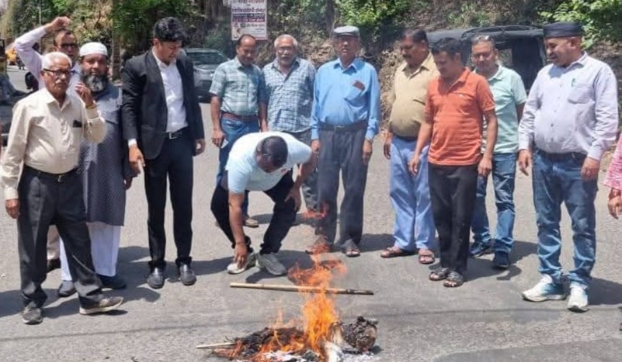जम्मू कश्मीर में हुई आतंकी घटना के विरोध में कांग्रेस ने फूंका पुतला