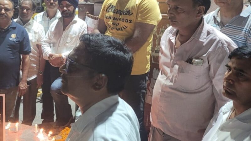 रोटरी क्लब ने कश्मीर के आतंकी हमले के विरोध में निकाला कैण्डल मार्च