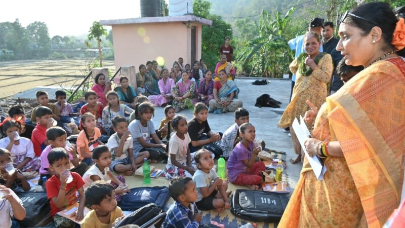 विधानसभा अध्यक्ष ने “दीदी की पाठशाला” में पहुंचकर बच्चों को पढ़ाया