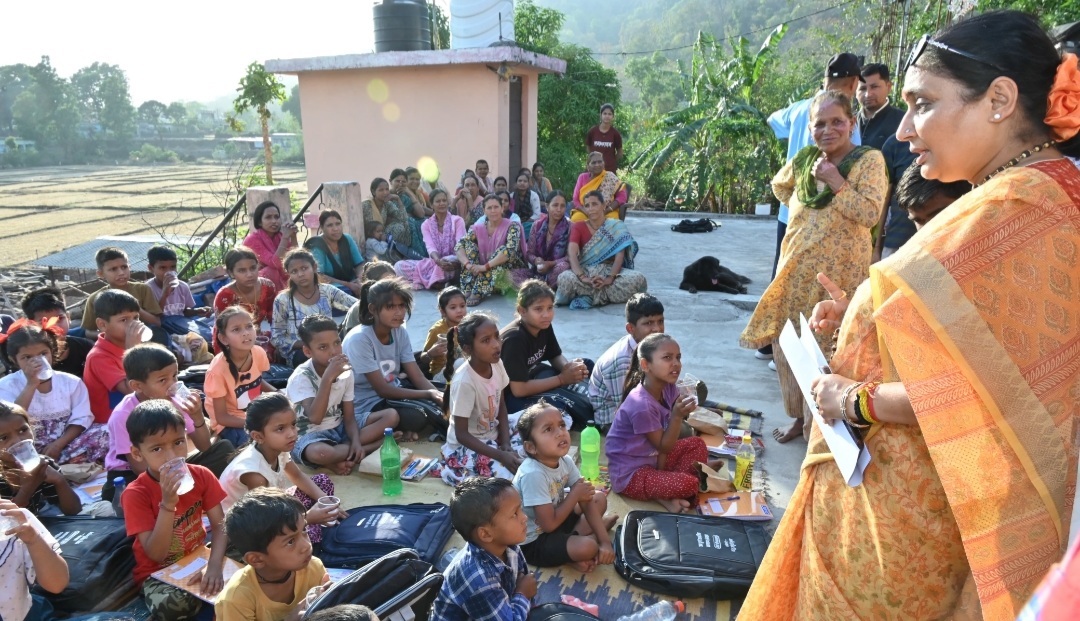 विधानसभा अध्यक्ष ने “दीदी की पाठशाला” में पहुंचकर बच्चों को पढ़ाया